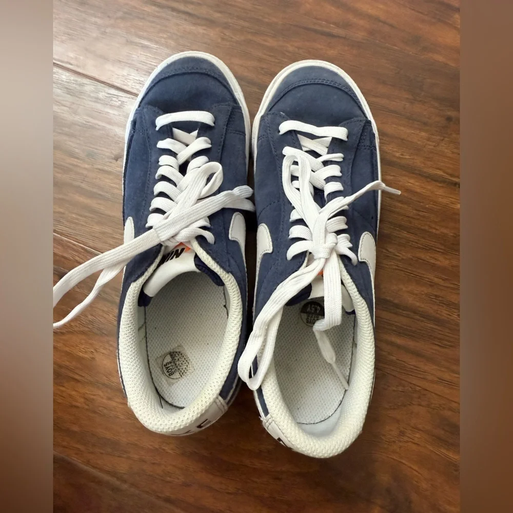 Nike Blazer ‘77 low Navy and White Suede Sneakers-Size 4.5